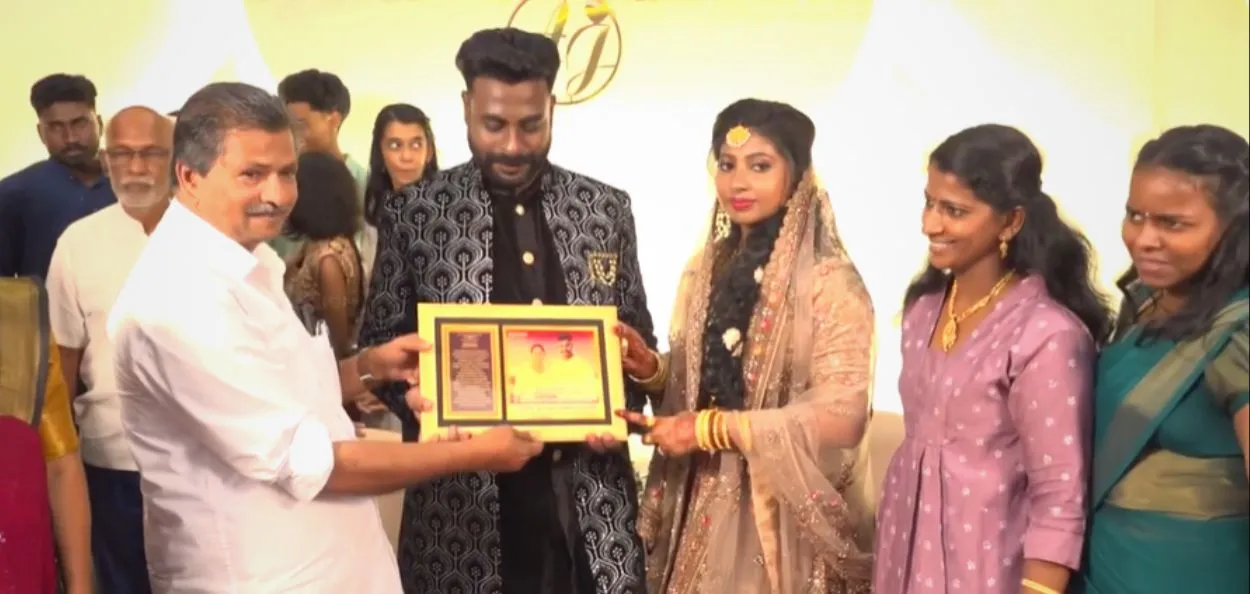 کیرالہ ۔ مسلم جوڑے نے مہمانوں کو  تحفے میں پیش کیں دستور ہند کی کاپیاں 