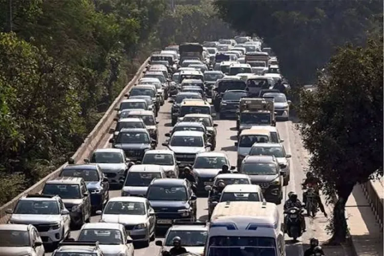   دہلی حکومت نے پرانے گاڑیوں کے این او سی کی درخواستوں پر ایک سال کی حد ختم 