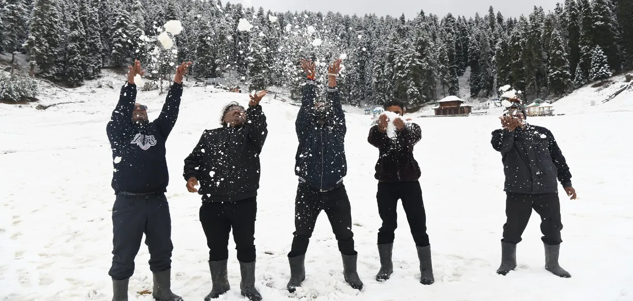 کشمیر ۔ گلمرگ پر  برف کی سفید چادر کے ساتھ  سیاحوں کی واپسی