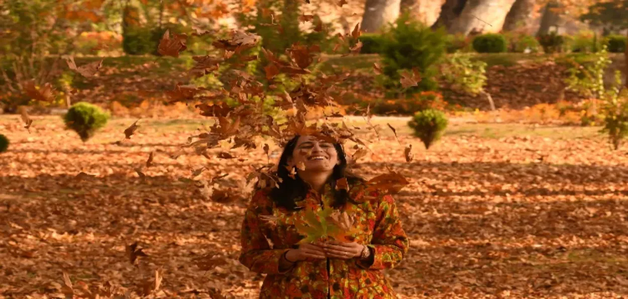 کشمیر کے چنار سرخ رنگوں میں جلوہ گر، خزاں کا جادو مغل باغات میں لے آیا سیاحوں کا سیلاب