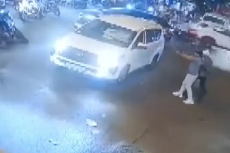 دہلی دھماکہ: سی سی ٹی وی فوٹیج میں مشتبہ کار پارکنگ ایریا کے قریب دیکھی گئی