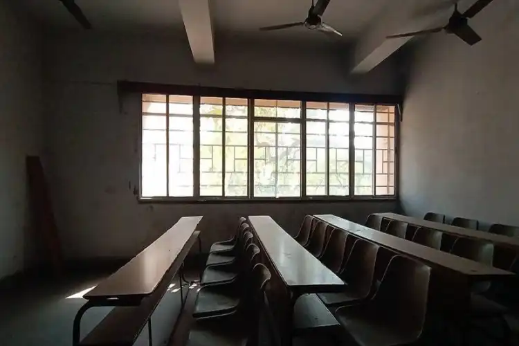 دہلی حکومت نے اسکولوں کو پانچویں جماعت تک ‘ہائبرڈ موڈ’ میں کلاسیں لینے کی ہدایت دی