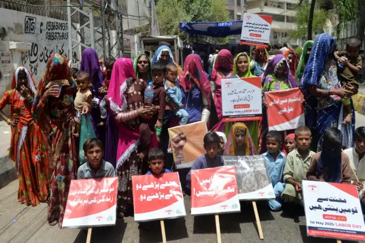 پاکستان: نچلے درجے کے ملازمین کا 14 ویں روز بھی پریس کلب کے باہر احتجاج