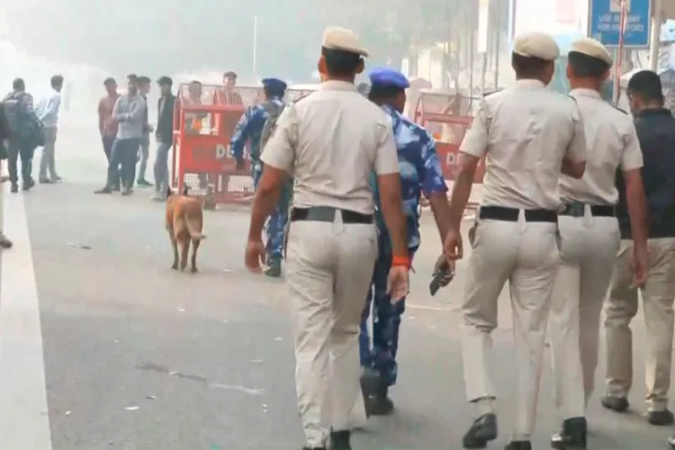 دہلی: سیکورٹی فورسز کی دھماکے کی جگہ پر چیکنگ 