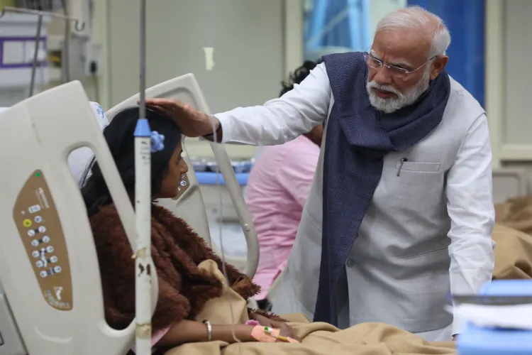 دہلی بلاسٹ : مودی کی  اسپتال میں متاثرین سے ملاقات