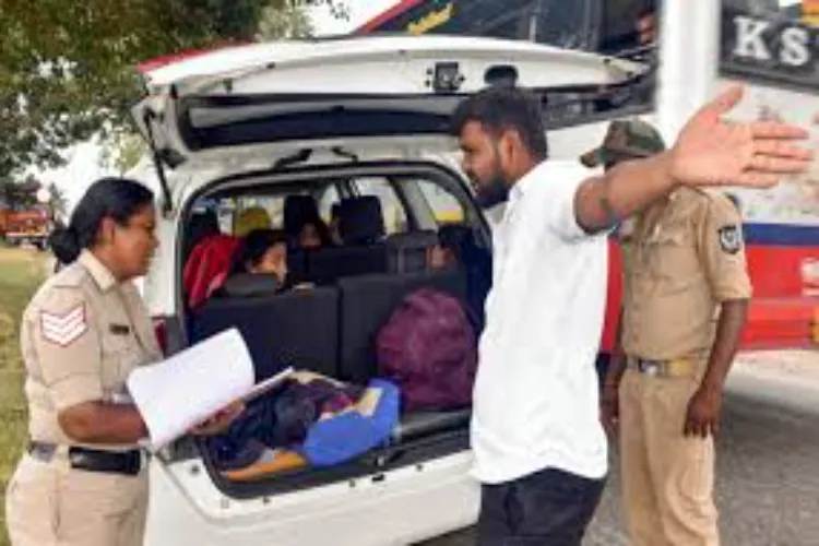 الرٹ: دہلی میں سرخ ایکو اسپورٹ کار کی تلاش