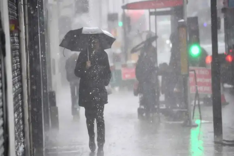 برطانیہ: ایک مہینے کی بارش ایک دن میں برس گئی