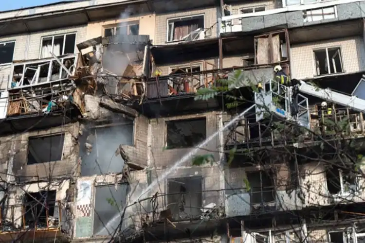 کیف پر روسی حملے، 8 افراد ہلاک، متعدد زخمی ، آذربائیجانی سفارتخانے کو بھی نقصان