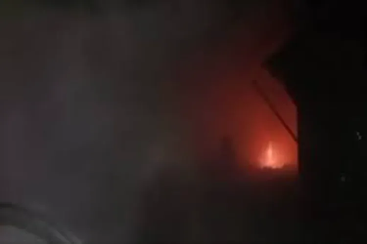 اتر پردیش: لکھنؤ میں خوفناک آگ، پانچ دکانیں جل کر خاک