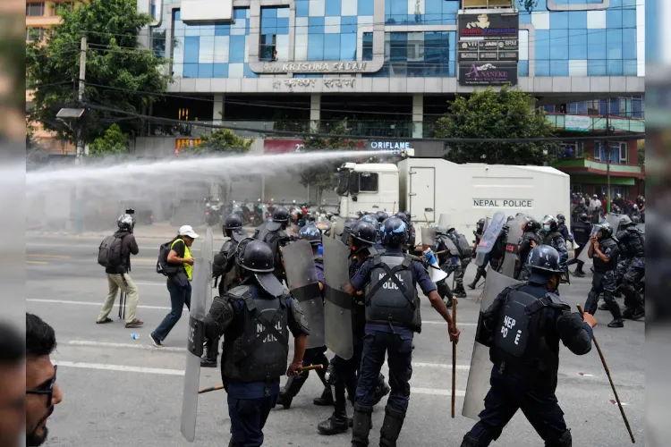 نیپال میں پھر سڑک پر اترے جین زی، کرفیو نافذ