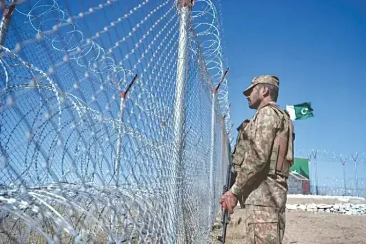 پاکستانی سفارتکار اور افغان گورنر کی دو طرفہ تناؤ کم کرنے کے لیے ملاقات 