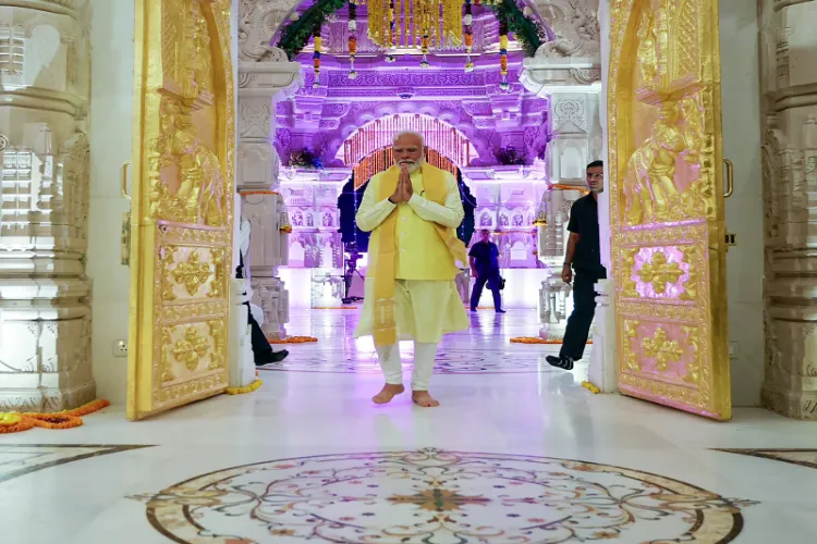 رام مندر میں پرچم کشائی ،شرکت کے لیے ایودھیا پہنچے مودی