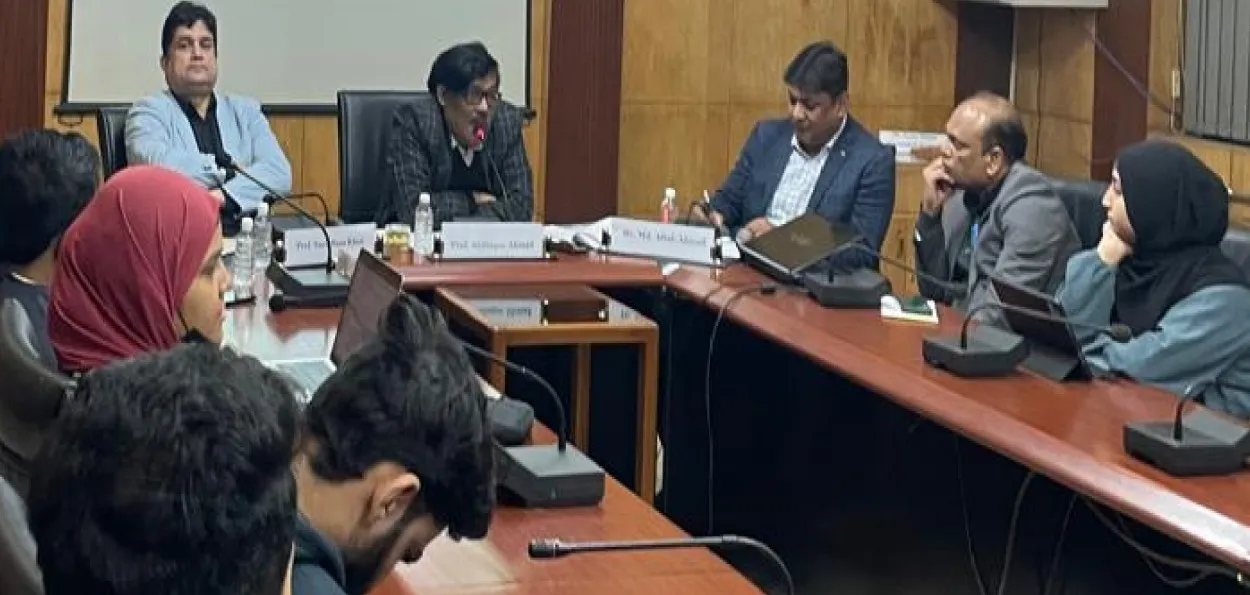 صوفی تعلیمات میں خدا کے وجود کا انکار کرنے والوں کو ’منکر‘ کہاجاتا ہے ۔ پروفیسر اخلاق آہن 