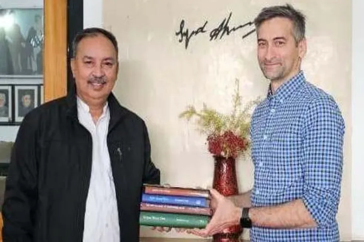 سرسید احمد خاں کے خاندان کے رکن صمد مسعود نے علی گڑھ مسلم یونیورسٹی میں سرسید ہاؤس کا دورہ کیا