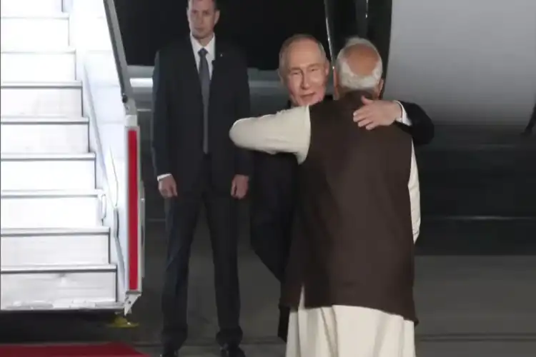 دہلی ایئرپورٹ پر پی ایم مودی نے پوتن کا خیرمقدم کیا