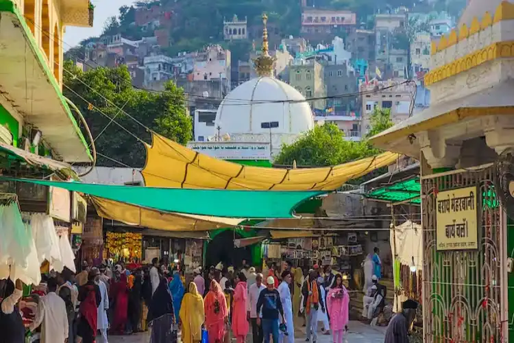 وزیراعظم کا اجمیر درگاہ پر چادر بھیجنا غلط: کورٹ میں عرضی