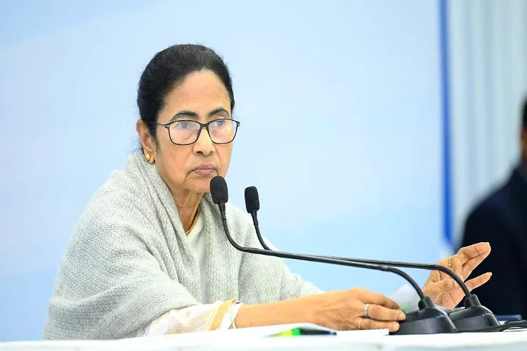 ممتا نے پرواز میں رکاوٹ کے لیے مرکز کو ذمہ دار ٹھہرایا