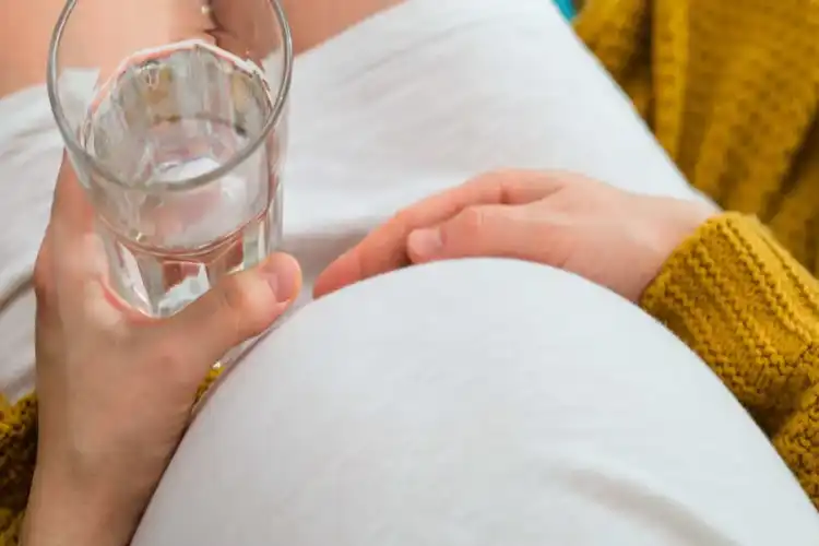 خراب پانی حاملہ عورتوں کے ساتھ بچوں کو بھی متاثر کر رہا ہے