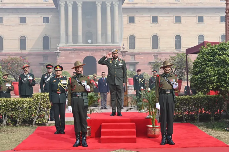 یو اے ای صدارتی گارڈ کے کمانڈر میجر جنرل علی سیف الکعبی کوگارڈ آف آنر