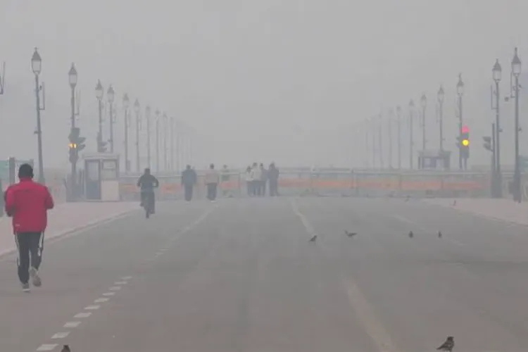 دہلی میں گھنی اسموگ کے باعث فضائی معیار بدستور انتہائی خراب ہے اور اے کیو آئی 370کے پار