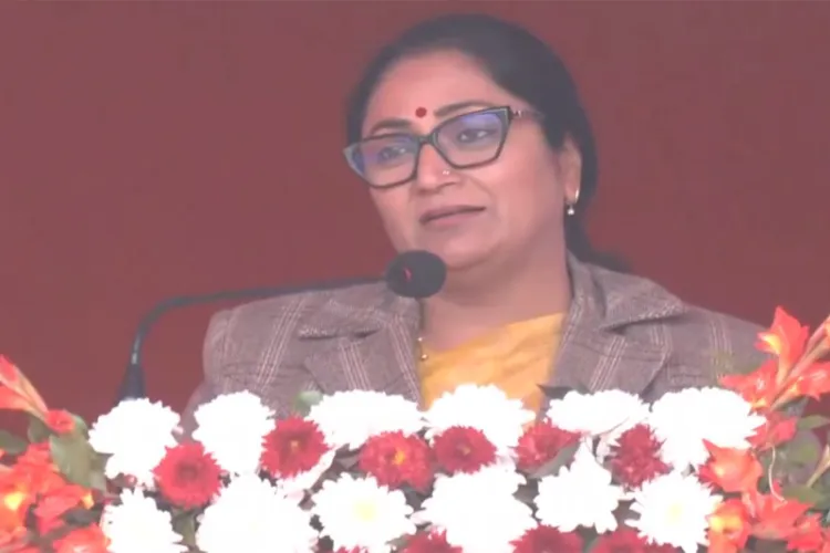 دہلی کے وزیر اعلیٰ نے 100 نئی الیکٹرک بسوں کو جھنڈی دکھائی