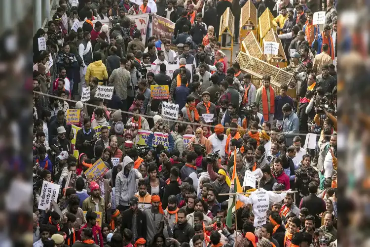 وی ایچ پی اور بجرنگ دل کا بنگلہ دیشی ہائی کمیشن کے باہر احتجاج
