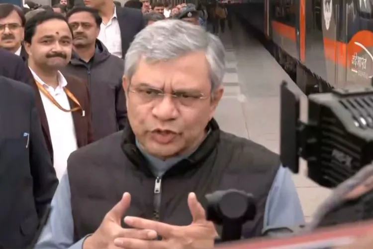 اشونی ویشنو نے پہلی وندے بھارت سلیپر ٹرین کا معائنہ کیا