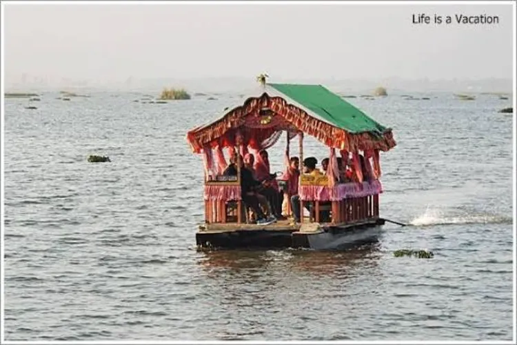 منی پور میں حالات معمول پر آتے ہی لوکتک جھیل میں سیاحوں نے کشتی رانی سے لطف اٹھایا