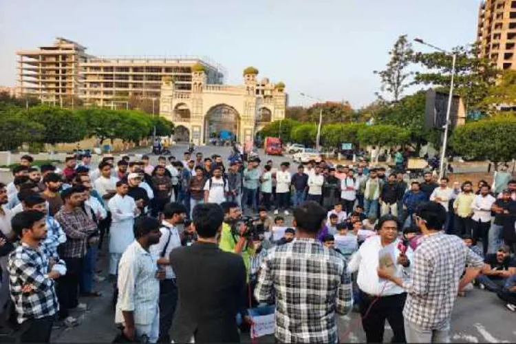 مولانا آزاد نیشنل اردو یونیورسٹی  کی زمین پر حکومت کی نظر، طلبہ کا زبردست احتجاج