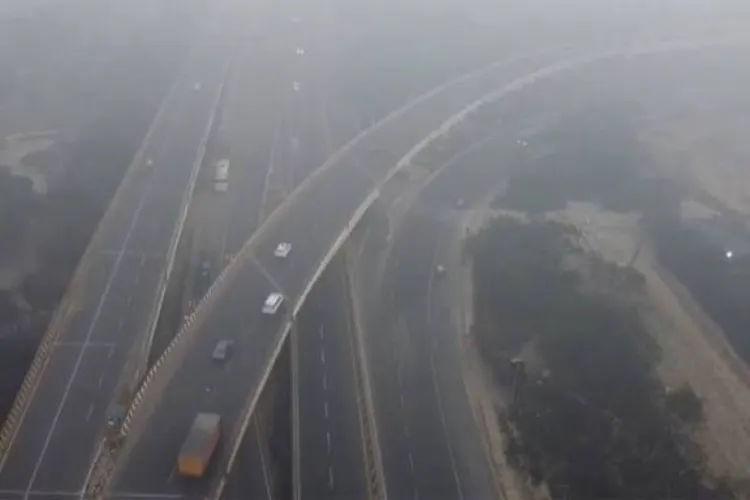 دہلی میں سرد صبح کا آغاز، ہوا کا معیار بہتر مگر اسموگ برقرار