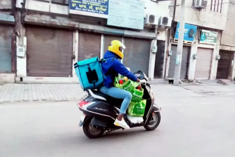 شوروم کے اندر پرفیوم استعمال کرنے پر شوروم مالک کا ڈیلیوری ملازم پر تشدد