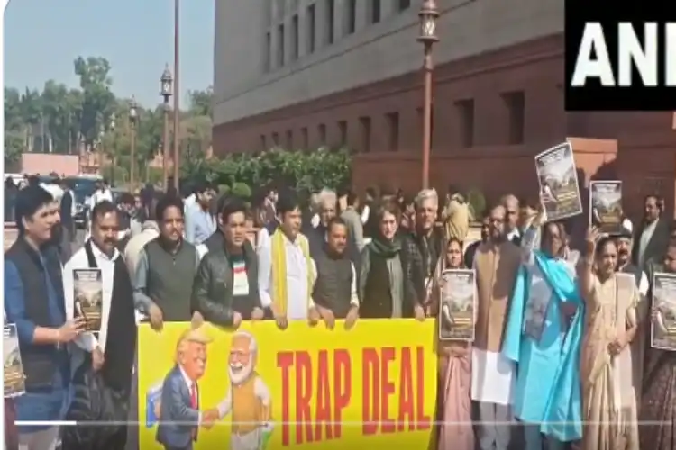 اپوزیشن اراکینِ پارلیمنٹ نے پارلیمنٹ ہاؤس کے احاطے میں احتجاج کیا