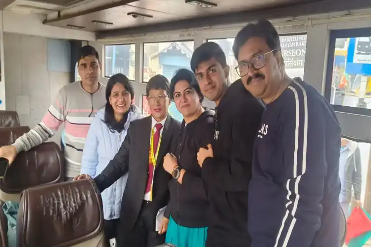 دارجلنگ ٹوائے ٹرین: 145 برسوں میں پہلی بار خاتون ٹی سی