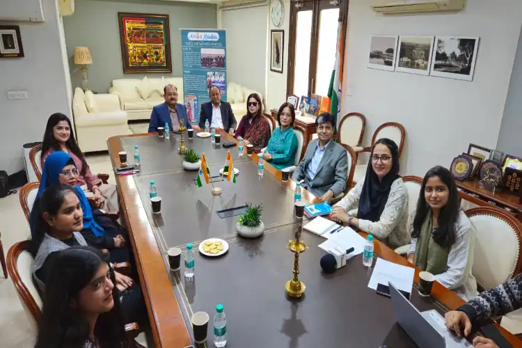 آوازخواتین نے لڑکیوں کو ایوارڈ تقسیم کیا