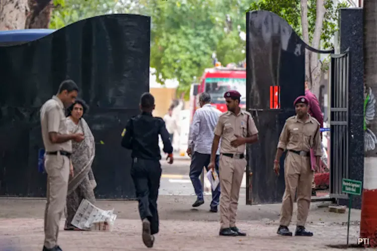 دہلی كے تین اسکولوں کو بم سے اڑانے کی دھمکی