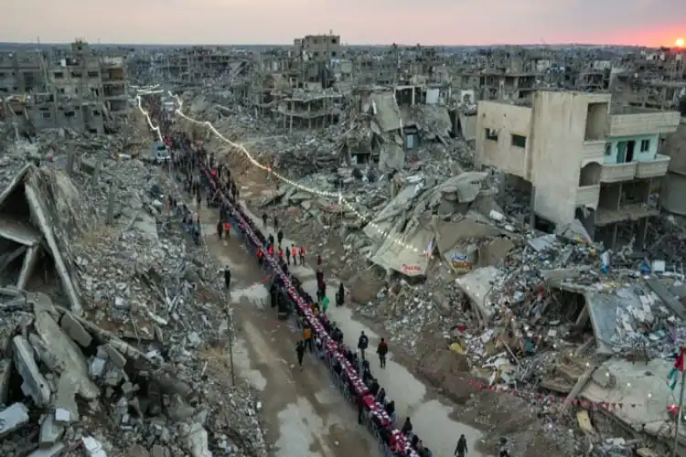 غزہ:تباہ شدہ گھروں کے ملبہ پر دعوت افطار