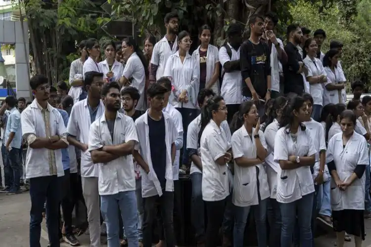 ایران: امتحان دیں یا واپس آئیں؟ہندوستانی طلبہ کے لئے فیصلہ مشکل