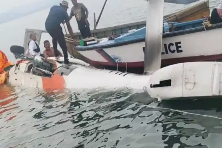 پون ہنس ہیلی کاپٹر کی سمندر میں لینڈنگ