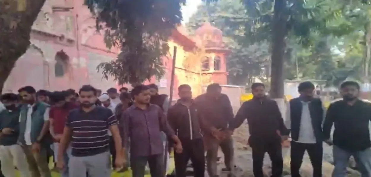 لکھنؤ:لال بارہ دری میں نماز پڑھنے کے لیے 13 طلبہ کو نوٹس جاری