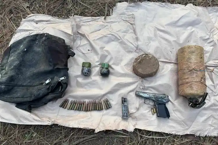 جموں : فوج نے دہشت گردوں کا اسلحہ اور گولہ بارود برآمد کر لیا