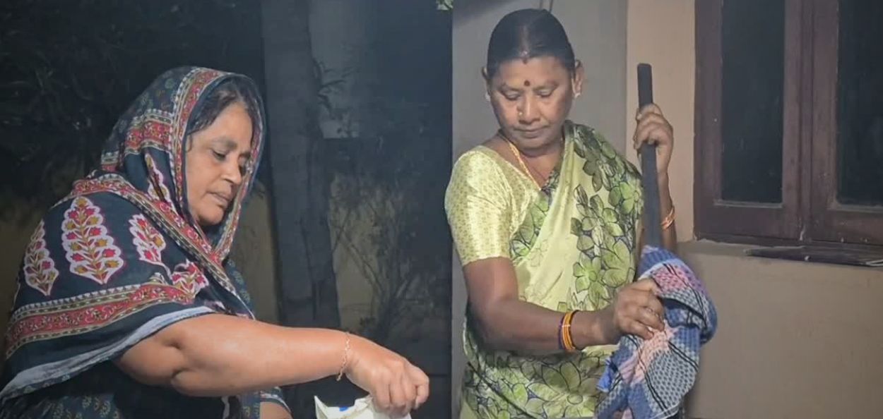 ایک ہندو ماں کی محبت بھری خدمت۔ مسلم طلبہ کے لیے سحری کی تیاری