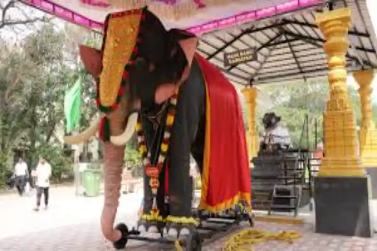 چنئی:مندر میں ہاتھیوں کو تکلیف سے بچانے کے لیے مشینی ہاتھی کا استعمال