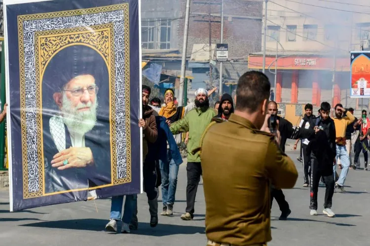 ایران اسرائیل جنگ : کشمیر میں مظاہرے ، پولیس نے آنسو گیس کے گولے داغے