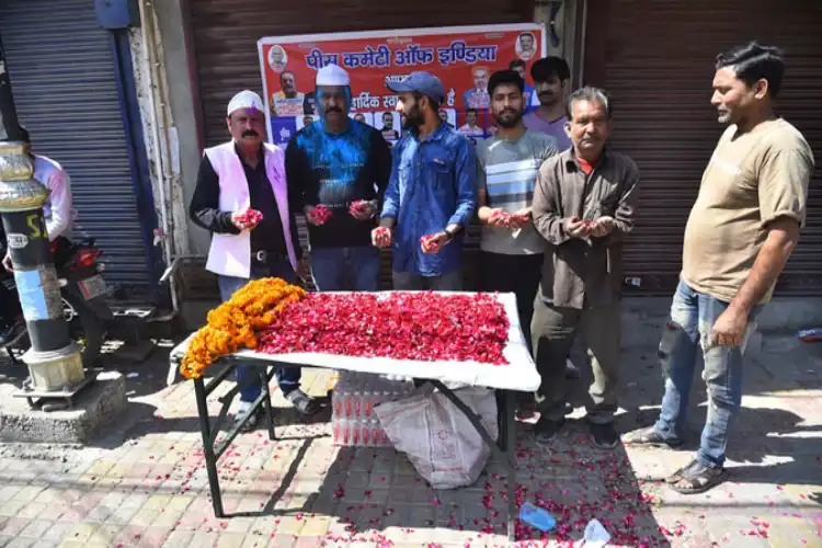 بریلی:165 سال پرانی رام بارات نکلی،مسلمانوں نے برسائے پھول