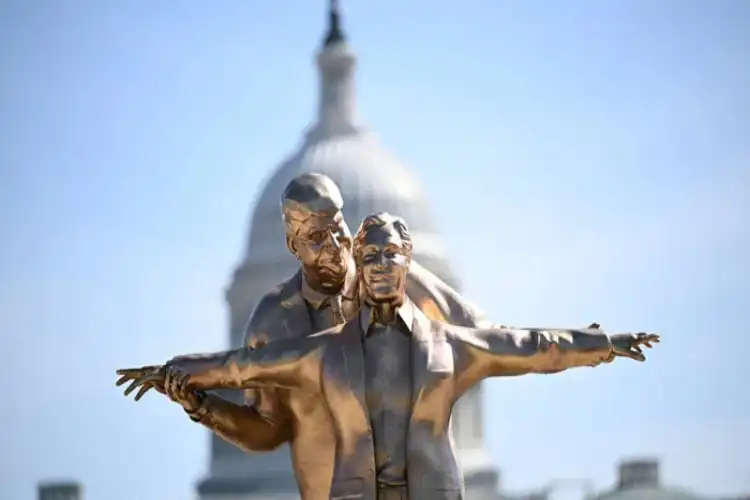 امریکہ: ٹرمپ اور ایپسٹین کا مجسمہ نصب