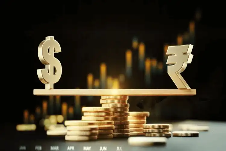 ڈالر کے مقابلے روپیہ کی قدر کم ہوئی