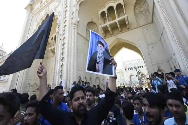 لکھنؤ: جمعہ کی نماز کے بعد ایران کے حق میں احتجاج، امریکہ  کی مذمت 