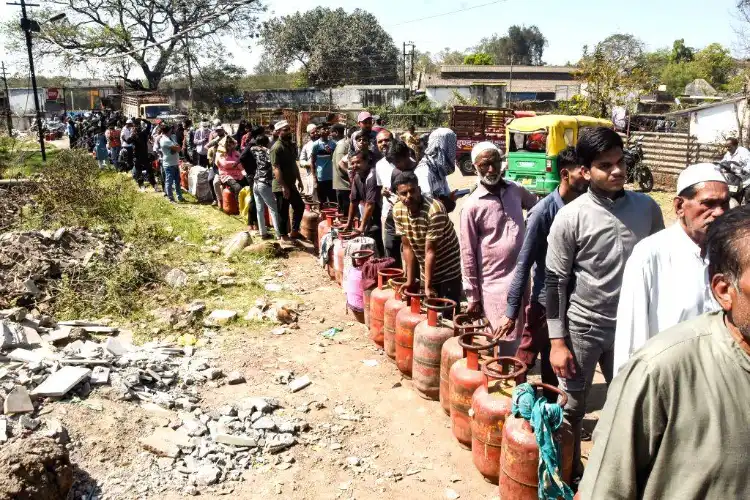 گیس کی قلت کے سائے میں عید کی تیاریاں