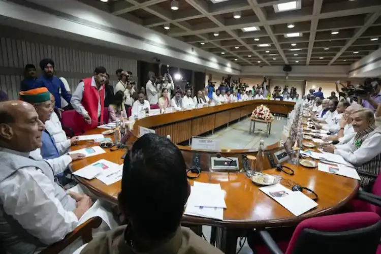 پارلیمنٹ کے کل جماعتی اجلاس میں مغربی ایشیا کی صورتحال پر تبادلۂ خیال