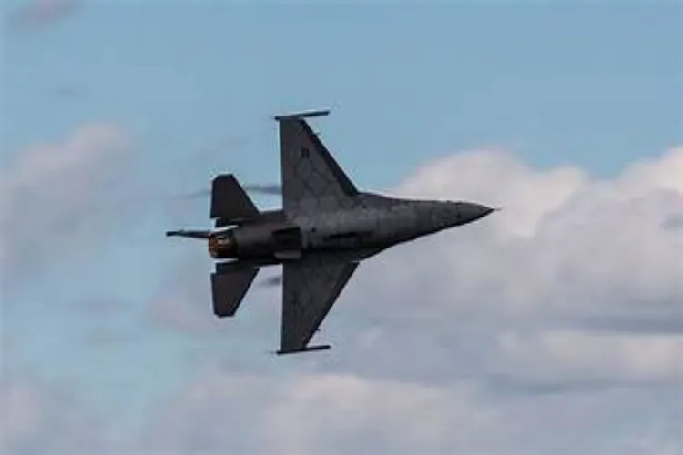  فلوریڈا میں ایف-16 طیارے متحرک فلیئرز کا استعمال